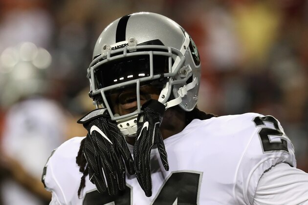 LANDOVER, MD - SEPTEMBER 24: Running back Marshawn Lynch #24 of the Oakland Raiders warms up against the Washington Redskins at FedExField on September 24, 2017 in Landover, Maryland.  (Photo by Rob Carr/Getty Images)