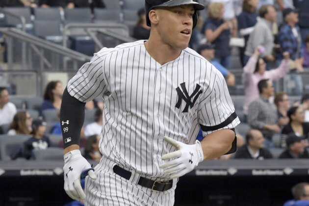 El jugador de los Yanquis, Aaron Judge, corre las bases tras batear un jonrón contra los Azulejos de Toronto el sábado, 30 de septiembre de 2017, en Nueva York.  (AP Foto/Bill Kostroun)