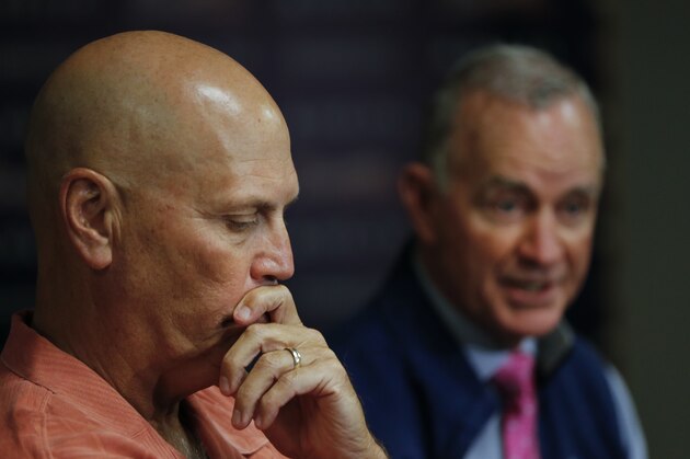 Atlanta Braves interim manager Brian Snitker, left, listens as the team's president of baseball operations John Hart speaks during a news conference Monday, Oct. 3, 2016, in Atlanta.  Hart and general manager John Coppolella both said that Snitker is in the running to keep his job based on the way the team responded to his leadership.  (AP Photo/John Bazemore)