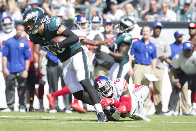PHILADELPHIA, PA - SEPTEMBER 24: Zach Ertz #86 of the Philadelphia Eagles runs with the ball against Landon Collins #21 of the New York Giants in the second quarter at Lincoln Financial Field on September 24, 2017 in Philadelphia, Pennsylvania. (Photo by Mitchell Leff/Getty Images)