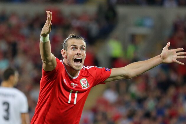 CARDIFF, WALES - SEPTEMBER 02: Gareth Bale of Wales protests to the linesman for not awarding a corner kick during the FIFA World Cup Qualifier Group D match between Wales and Austria at The Cardiff City Stadium on September 02, 2017 in Cardiff, Wales. (Photo by Athena Pictures/Getty Images)