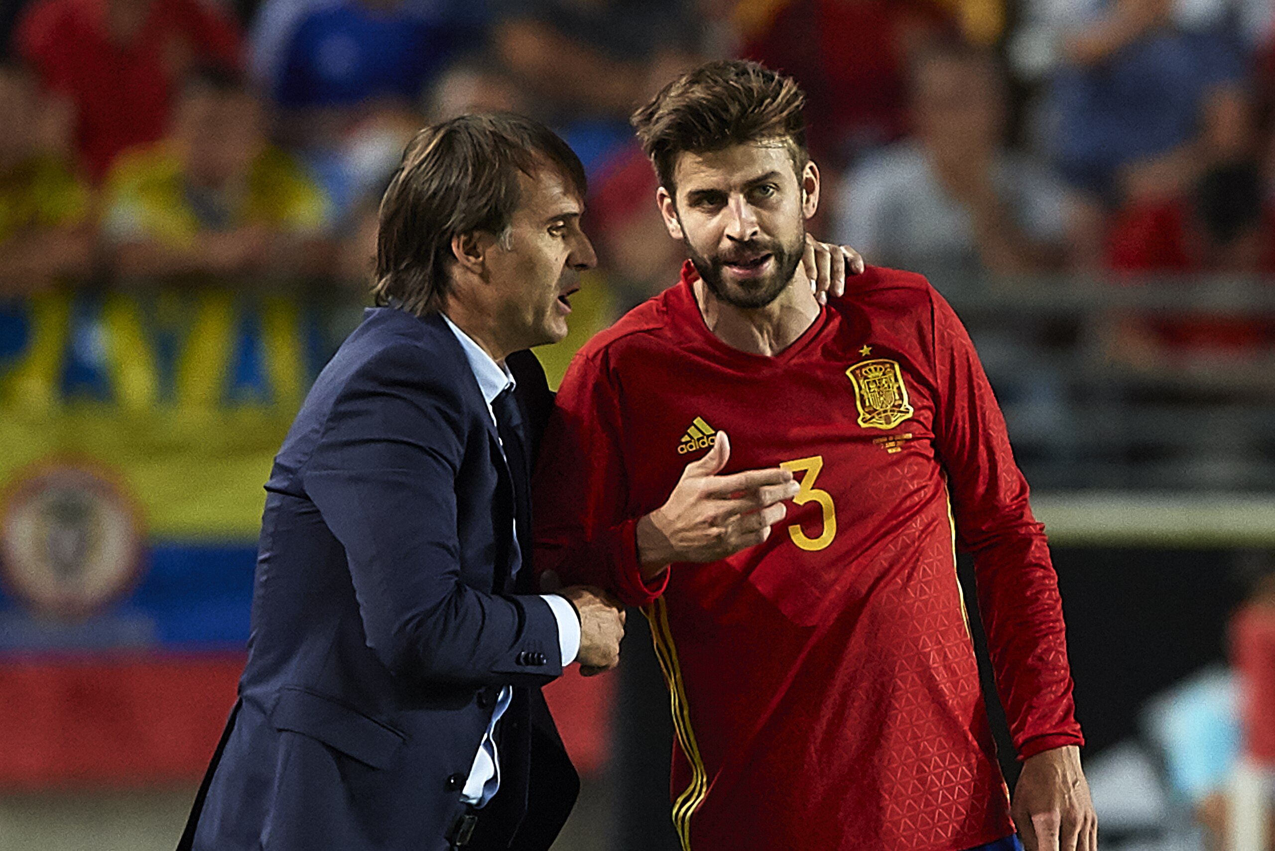 MURCIA, SPAIN - JUNE 07:  Spain manager, Julen Lopetegui gives instructions to Gerard Pique during the international friendly match between Spain and Colombia at Nueva Condomina Stadium on June 7, 2017 in Murcia, Spain.  (Photo by Manuel Queimadelos Alonso/Getty Images)