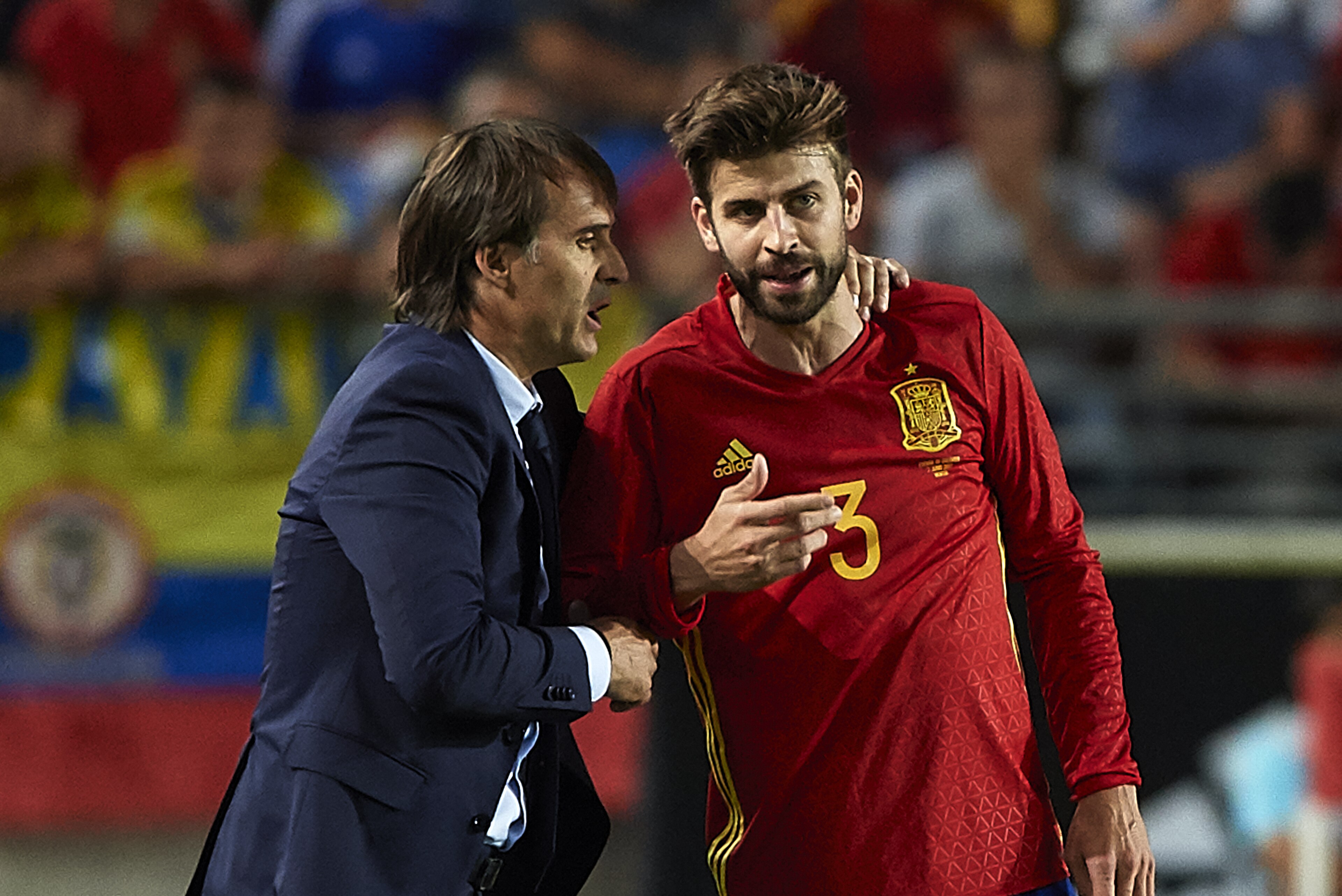 MURCIA, SPAIN - JUNE 07:  Spain manager, Julen Lopetegui gives instructions to Gerard Pique during the international friendly match between Spain and Colombia at Nueva Condomina Stadium on June 7, 2017 in Murcia, Spain.  (Photo by Manuel Queimadelos Alonso/Getty Images)