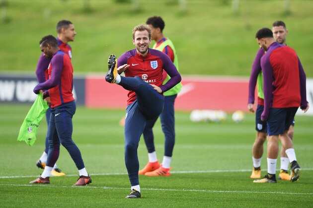 BURTON-UPON-TRENT, ENGLAND - OCTOBER 02:  Harry Kane of England (C) warms up with team mates during an England training session at St Georges Park on October 2, 2017 in Burton-upon-Trent, England. England are due to play Slovenia and Lithuania in upcoming World Cup qualifiers.  (Photo by Gareth Copley/Getty Images)
