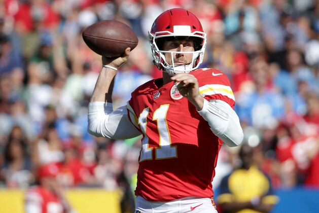 CARSON, CA - SEPTEMBER 24: Quarterback Alex Smith #11 of the Kansas City Chiefs drops back to pass against the Los Angeles Chargers during the second half at StubHub Center on September 24, 2017 in Carson, California. The Chiefs defeated the Chargers 24-10. (Photo by Jeff Gross/Getty Images)