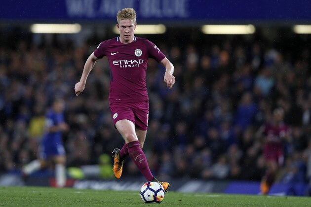 Manchester City's Belgian midfielder Kevin De Bruyne runs with the ball during the English Premier League football match between Chelsea and Manchester City at Stamford Bridge in London on September 30, 2017. / AFP PHOTO / Adrian DENNIS / RESTRICTED TO EDITORIAL USE. No use with unauthorized audio, video, data, fixture lists, club/league logos or 'live' services. Online in-match use limited to 75 images, no video emulation. No use in betting, games or single club/league/player publications.  /         (Photo credit should read ADRIAN DENNIS/AFP/Getty Images)