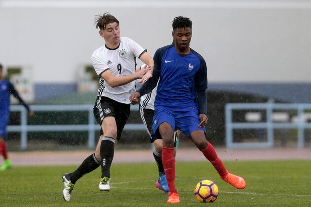 VILA REAL SANTO ANTÓNIO, PORTUGAL - FEBRUARY 11: Ole Pohlmann (L) of Germany U16 challenges Khephren Thuram Ulien (R) of France U16 during the  UEFA Development Tournament Match between Germany U16 and France U16 on February 11, 2017 in Vila Real Santo António, Portugal. (Photo by Filipe Farinha/Getty Images)