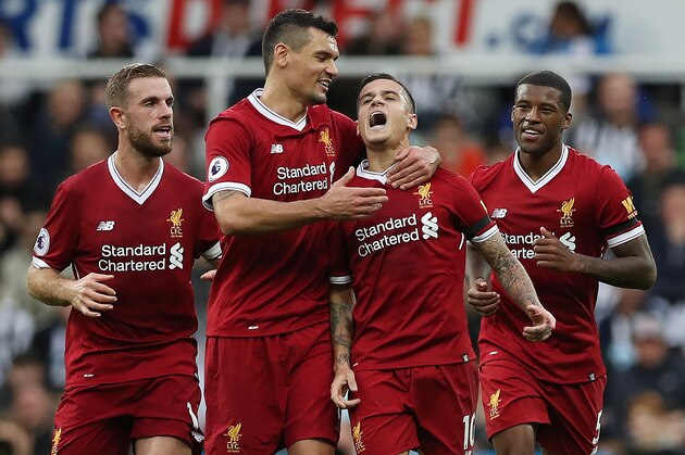 NEWCASTLE UPON TYNE, ENGLAND - OCTOBER 01: Philippe Coutinho of Liverpool is congratulated by team mates after he scores the opening goal during the Premier League match between Newcastle United and Liverpool at St. James Park on October 1, 2017 in Newcastle upon Tyne, England. (Photo by Ian MacNicol/Getty Images)