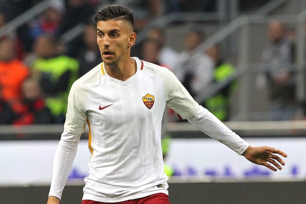 MILAN, ITALY - OCTOBER 01:  Lorenzo Pellegrini of AS Roma in action during the Serie A match between AC Milan and AS Roma at Stadio Giuseppe Meazza on October 1, 2017 in Milan, Italy.  (Photo by Marco Luzzani/Getty Images)