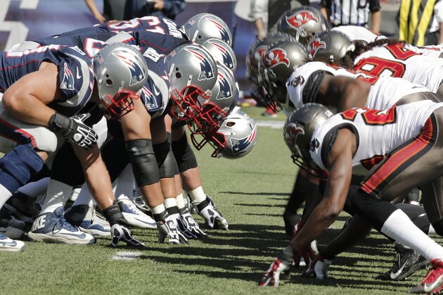 FOXBORO, MA - SEPTEMBER 22:  The New England Patriots and the Tampa Bay Buccaneers at the snap at the line of scrimmage during the second half at Gillette Stadium on September 22, 2013 in Foxboro, Massachusetts.  (Photo by Winslow Townson/Getty Images)
