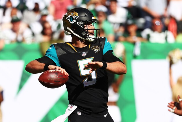 EAST RUTHERFORD, NJ - OCTOBER 01:  Blake Bortles #5 of the Jacksonville Jaguars passes against the New York Jets during their game at MetLife Stadium on October 1, 2017 in East Rutherford, New Jersey.  (Photo by Al Bello/Getty Images)
