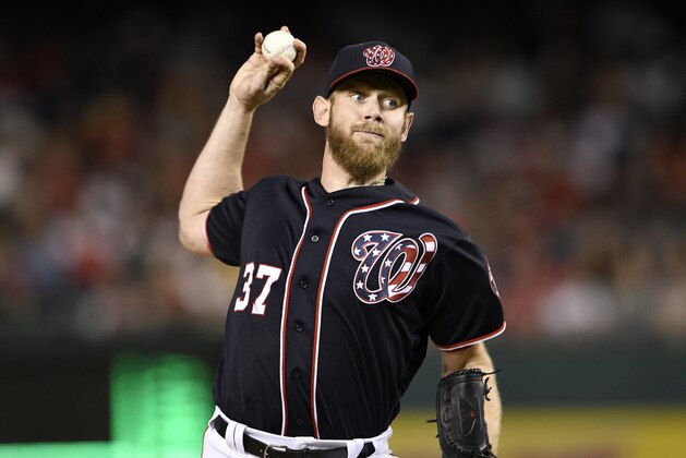 El abridor de los Nacionales de Washington, Stephen Strasburg, trabaja en la tercera entrada del juego ante los Piratas de Pittsburgh, el viernes 29 de septiembre de 2017 en Washington. (AP Foto/Nick Wass)