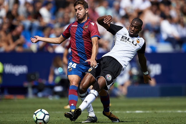 VALENCIA, SPAIN - SEPTEMBER 16:  Jose Gomez Campana of Levante competes for the ball with Geoffrey Kondogbia (R) of Valencia during the La Liga match between Levante and Valencia at Ciutat de Levante Stadium on September 16, 2017 in Valencia, Spain.  (Photo by Manuel Queimadelos Alonso/Getty Images)