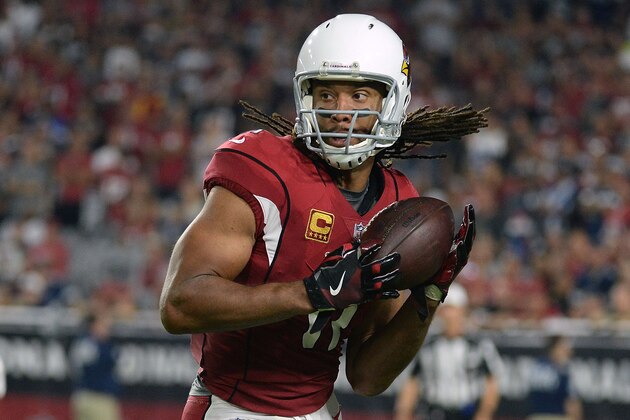 GLENDALE, AZ - SEPTEMBER 25:  Larry Fitzgerald #11 of the Arizona Cardinals makes a catch in the first half of the NFL game against the Dallas Cowboys at University of Phoenix Stadium on September 25, 2017 in Glendale, Arizona.  (Photo by Jennifer Stewart/Getty Images)