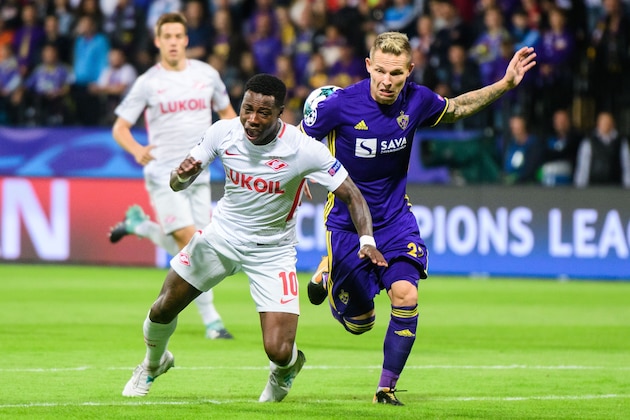 Spartak Moscow's Dutch midfielder Quincy Promes (L) vies for the ball with NK Maribor's Slovenian defender Martin Milec during the UEFA Champions League Group E football match between NK Maribor and FC Spartak Moscow at The Stadium Ljudski vrt in Maribor on September 13, 2017. / AFP PHOTO / Jure Makovec        (Photo credit should read JURE MAKOVEC/AFP/Getty Images)