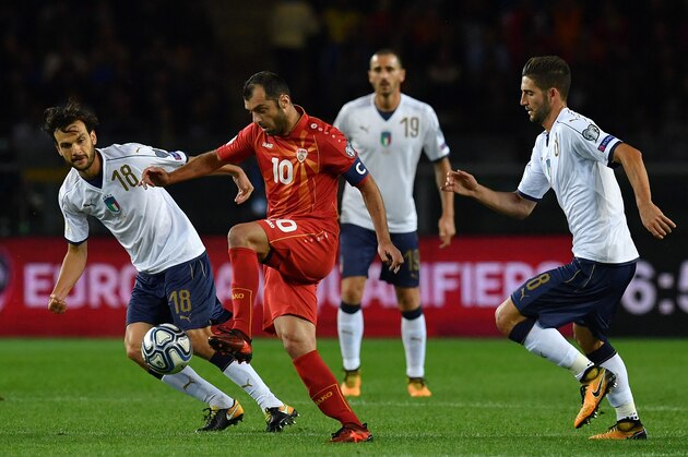 TURIN, ITALY - OCTOBER 06: Marco Parolo of Italy (L) competes for the ball with Goran Pandev of FYR Macedonia during the FIFA 2018 World Cup Qualifier between Italy and FYR Macedonia at Stadio Olimpico on October 6, 2017 in Turin, Italy . (Photo by Valerio Pennicino/Getty Images) TURIN, ITALY - OCTOBER 06: Marco Parolo of Italy (L) competes for the ball with Goran Pandev of FYR Macedonia during the FIFA 2018 World Cup Qualifier between Italy and FYR Macedonia at Stadio Olimpico on October 6, 2017 in Turin, Italy . (Photo by Valerio Pennicino/Getty Images)