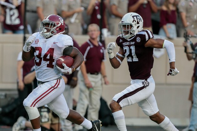 COLLEGE STATION, TX - OCTOBER 07:  Damien Harris #34 of the Alabama Crimson Tide runs away from Charles Oliver #21 of the Texas A&M Aggies for a 75 yard touchdown in the first quarter at Kyle Field on October 7, 2017 in College Station, Texas.  (Photo by Bob Levey/Getty Images)