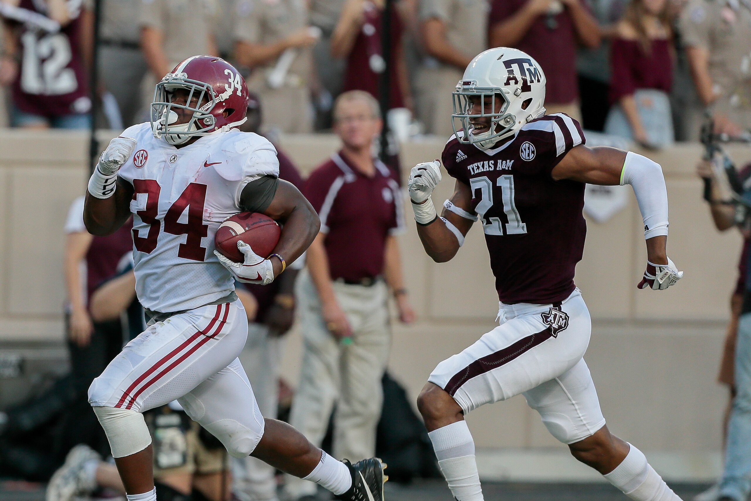 COLLEGE STATION, TX - OCTOBER 07: Damien Harris #34 of the Alabama Crimson Tide runs away from Charles Oliver #21 of the Texas A&M Aggies for a 75 yard touchdown in the first quarter at Kyle Field on October 7, 2017 in College Station, Texas. (Photo by Bob Levey/Getty Images) COLLEGE STATION, TX - OCTOBER 07: Damien Harris #34 of the Alabama Crimson Tide runs away from Charles Oliver #21 of the Texas A&M Aggies for a 75 yard touchdown in the first quarter at Kyle Field on October 7, 2017 in College Station, Texas. (Photo by Bob Levey/Getty Images)