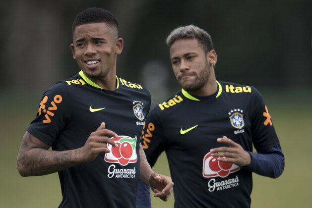 Brazil's Gabriel de Jesus (L) and Neymar take part in a training session of the national football team at the Granja Comary sports complex in Teresopolis, about 90 km from Rio de Janeiro, Brazil, on October 4, 2017 ahead of their World Cup qualifier matches against Bolivia and Chile. / AFP PHOTO / Mauro PIMENTEL        (Photo credit should read MAURO PIMENTEL/AFP/Getty Images)