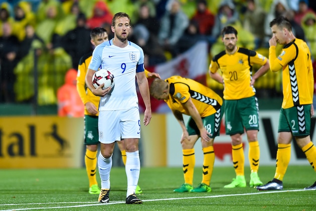 VILNIUS, LITHUANIA - OCTOBER 08: Harry Kane of England prepares for a penalty kick during the FIFA 2018 World Cup Qualifier between Lithuania and England on October 8, 2017 in Vilnius, Lithuania. (Photo by Lukasz Laskowski/PressFocus/MB Media/Getty Images)