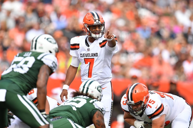 CLEVELAND, OH - OCTOBER 08: DeShone Kizer #7 of the Cleveland Browns calls a play in the first half against the New York Jets at FirstEnergy Stadium on October 8, 2017 in Cleveland, Ohio. (Photo by Jason Miller/Getty Images)