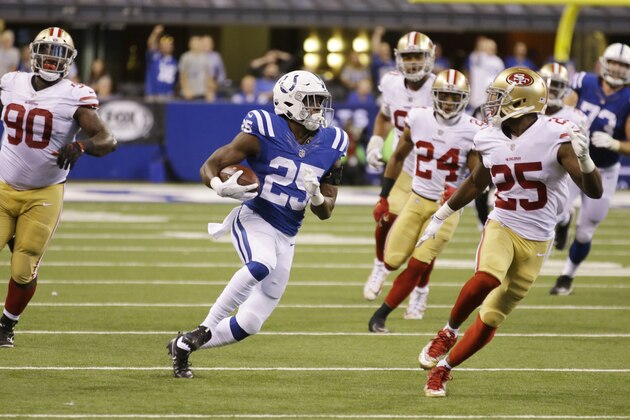 El running back Marlon Mack, centro, de los Colts de indianápolis, realiza un largo acarreo en tiempo extra en el choque ante los 49ers de San Francisco, el domingo 8 de octubre de 2017, en Indianápolis. (AP Foto/Michael Conroy) El running back Marlon Mack, centro, de los Colts de indianápolis, realiza un largo acarreo en tiempo extra en el choque ante los 49ers de San Francisco, el domingo 8 de octubre de 2017, en Indianápolis. (AP Foto/Michael Conroy)
