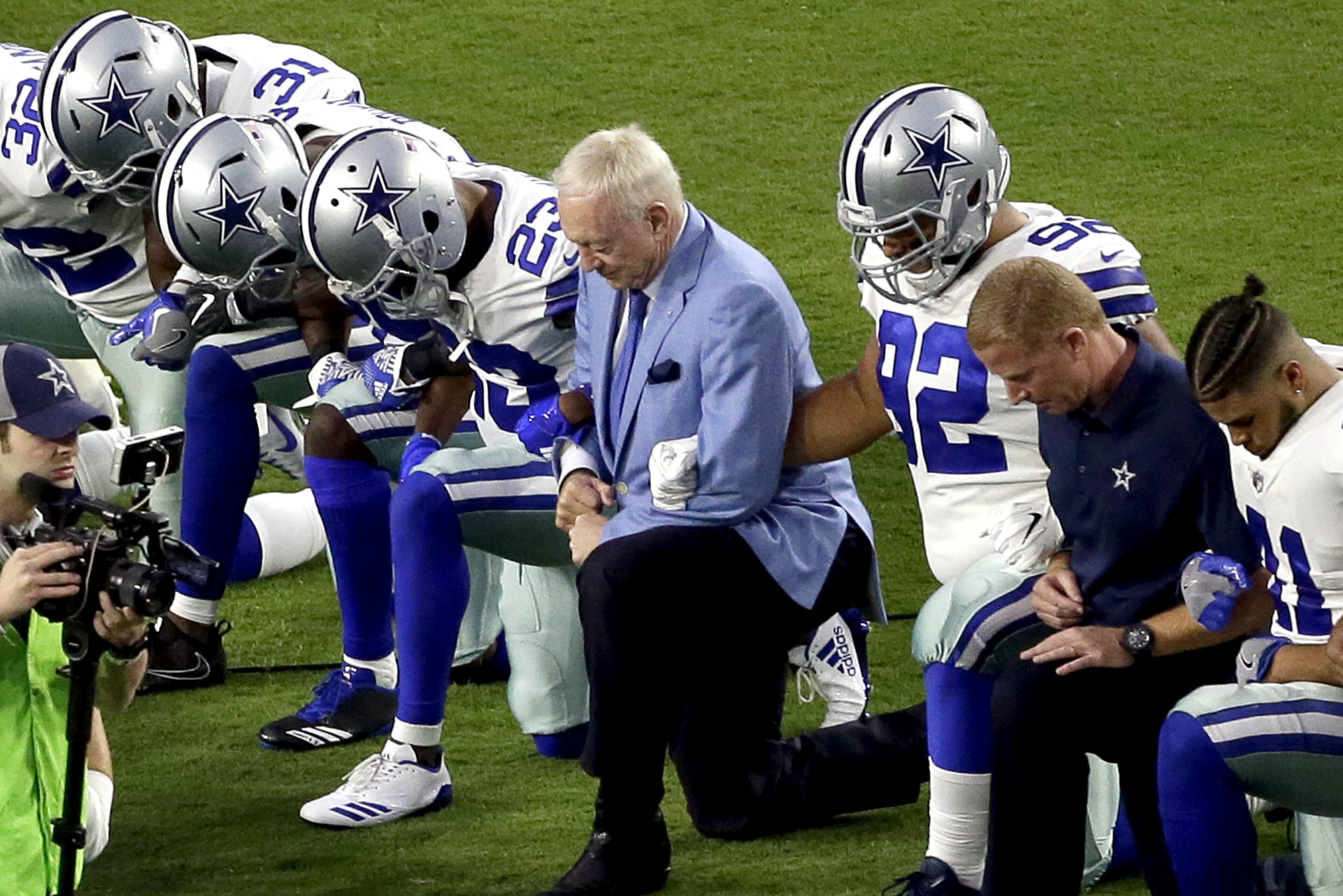 ARCHIVO - En esta foto del 25 de septiembre del 2017, los Cowboys de Dallas, junto con el dueño Jerry Jones, al centro, se hincan de rodillas antes del himno nacional estadounidense previo al inicio de un partido de la NFL contra los Cardinals de Arizona. El presidente Donald Trump dice que los dueños de equipos de la NFL “le tienen miedo a sus jugadores” y reiteró que deben penalizar a quienes se hinquen de rodillas para protestar la injusticia racial. (AP Foto/Matt York,) ARCHIVO - En esta foto del 25 de septiembre del 2017, los Cowboys de Dallas, junto con el dueño Jerry Jones, al centro, se hincan de rodillas antes del himno nacional estadounidense previo al inicio de un partido de la NFL contra los Cardinals de Arizona. El presidente Donald Trump dice que los dueños de equipos de la NFL “le tienen miedo a sus jugadores” y reiteró que deben penalizar a quienes se hinquen de rodillas para protestar la injusticia racial. (AP Foto/Matt York,)