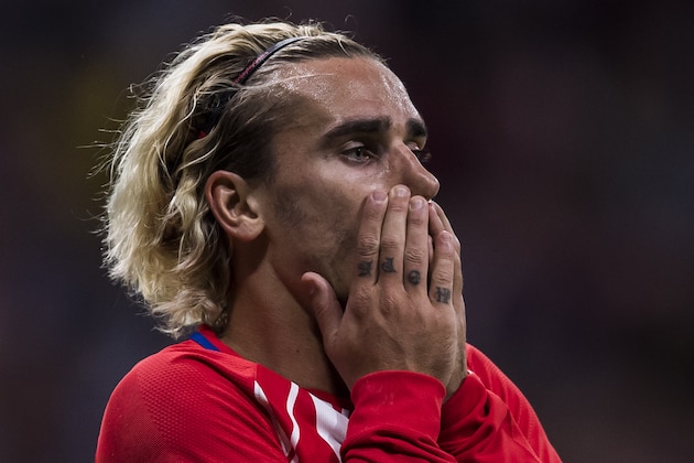 MADRID, SPAIN - SEPTEMBER 27: Antoine Griezmann of Atletico de Madrid reacts after his shot was saved by goalkeeper Thibaut Courtois of Chelsea FC during the UEFA Champions League 2017-18 match between Atletico de Madrid and Chelsea FC at the Wanda Metropolitano on 27 September 2017, in Madrid, Spain. (Photo by Power Sport Images/Getty Images)