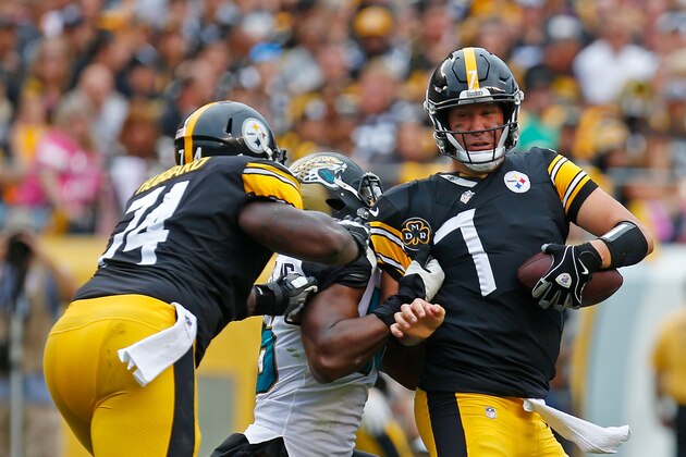 PITTSBURGH, PA - OCTOBER 08: Ben Roethlisberger #7 of the Pittsburgh Steelers is wrapped up for a tackle by Dante Fowler #56 of the Jacksonville Jaguars in the second half during the game at Heinz Field on October 8, 2017 in Pittsburgh, Pennsylvania. (Photo by Justin K. Aller/Getty Images)