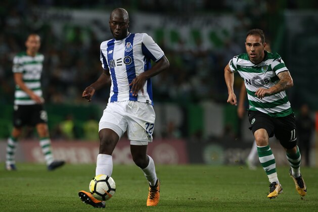 LISBON, PORTUGAL - OCTOBER 1: FC Porto'u2019s midfielder Danilo Pereira from Portugal with Sporting CP midfielder Bruno Cesar from Brazil in action during the Primeira Liga match between Sporting CP and FC Porto at Estadio Jose Alvalade on October 1, 2017 in Lisbon, Portugal.  (Photo by Gualter Fatia/Getty Images)