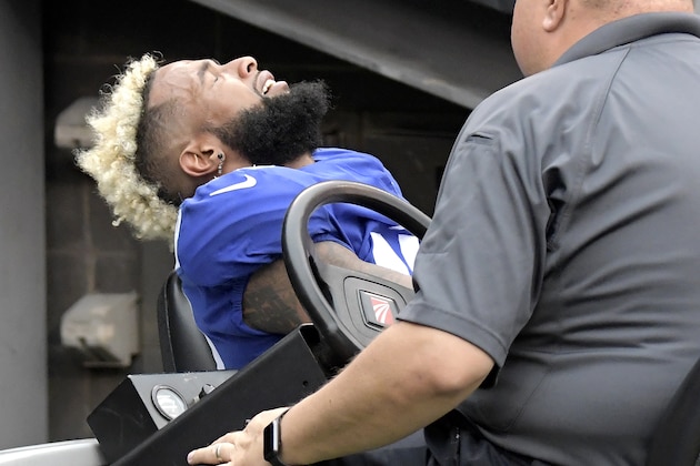 El wide receiver Odell Beckham, de los Giants de Nueva York, abandona el campo tras sufrir una lesión de tobillo izquierdo en el juego de NFL ante los Chargers de Los Ángeles, el domingo 8 de octubre de 2017, en East Rutherford, Nueva Jersey. (AP Foto/Bill Kostroun)
