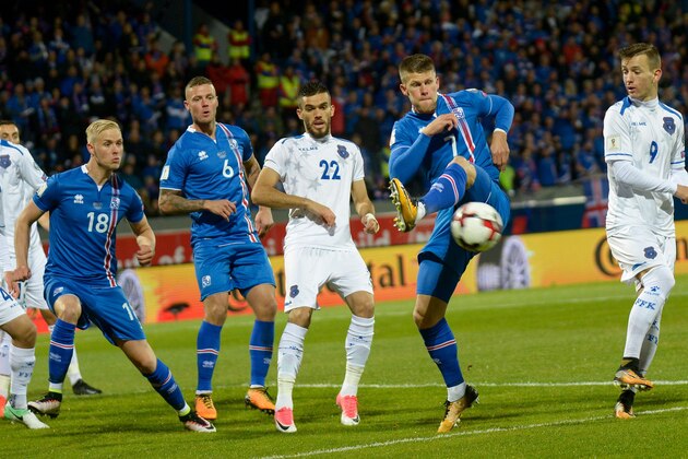 Iceland's forward Johann Berg Gudmundsson (2nd R) vies for the ball during the FIFA World Cup 2018 qualification football match between Iceland and Kosovo in Reykjavik, Iceland on October 9, 2017. / AFP PHOTO / Haraldur Gudjonsson        (Photo credit should read HARALDUR GUDJONSSON/AFP/Getty Images)