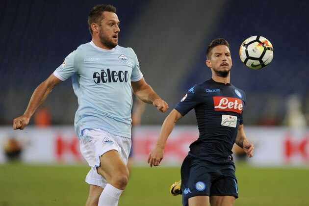 ROME, ROMA - SEPTEMBER 20:  Dris Mertens of SSC Napoli  compete for the ball with Stefan De Vrij of SS Lazio during the Serie A match between SS Lazio and SSC Napoli at Stadio Olimpico on September 20, 2017 in Rome, Italy.  (Photo by Marco Rosi/Getty Images)