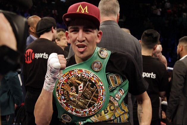 Leo Santa Cruz celebrates his majority decision win over Carl Frampton after their WBA featherweight title fight at the MGM Grand Arena in Las Vegas on January 28, 2017.  / AFP / John Gurzinski        (Photo credit should read JOHN GURZINSKI/AFP/Getty Images)