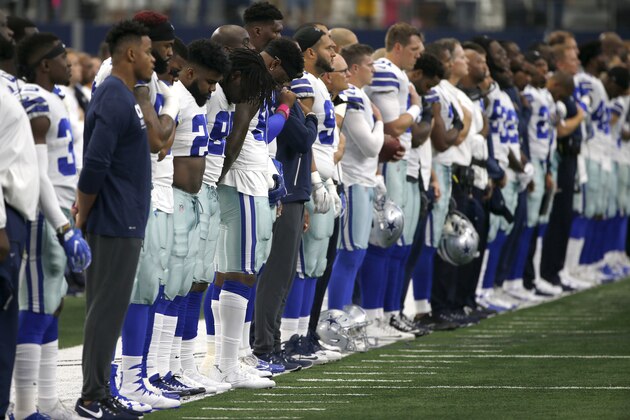 Los Cowboys de Dallas escuchan el himno nacional antes de su partido del domingo 8 de octubre de 2017, ante los Packers de Green Bay (AP Foto/Ron Jenkins)