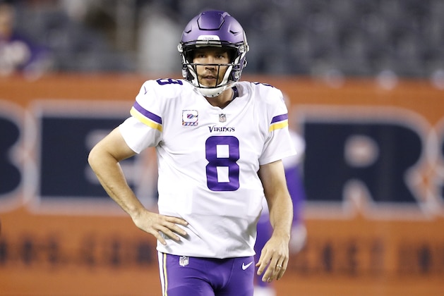 CHICAGO, IL - OCTOBER 09:  Quarterback Sam Bradford #8 of the Minnesota Vikings warms up prior to the game against the Chicago Bears at Soldier Field on October 9, 2017 in Chicago, Illinois.  (Photo by Joe Robbins/Getty Images)