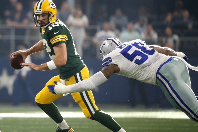 El quarterback Aaron Rodgers (12), de los Packers de Green Bay, evade la presión del defensive end Damontre Moore (58), de los Cowboys de Dallas, en el choque del domingo 8 de octubre de 2017, en Arlington, Texas. (AP Foto/Michael Ainsworth) El quarterback Aaron Rodgers (12), de los Packers de Green Bay, evade la presión del defensive end Damontre Moore (58), de los Cowboys de Dallas, en el choque del domingo 8 de octubre de 2017, en Arlington, Texas. (AP Foto/Michael Ainsworth)