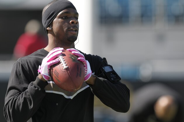 New Orleans Saints cornerback Tracy Porter warms up prior to an NFL football game against the Jacksonville Jaguars in Jacksonville, Fla., Sunday, Oct. 2, 2011.(AP Photo/Phelan M. Ebenhack)