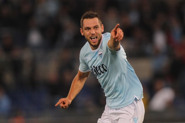 ROME, ITALY - SEPTEMBER 20:  Stefan De Vrij of SS Lazio celebrates after scoring the opening goal during the Serie A match between SS Lazio and SSC Napoli at Stadio Olimpico on September 20, 2017 in Rome, Italy.  (Photo by Paolo Bruno/Getty Images)