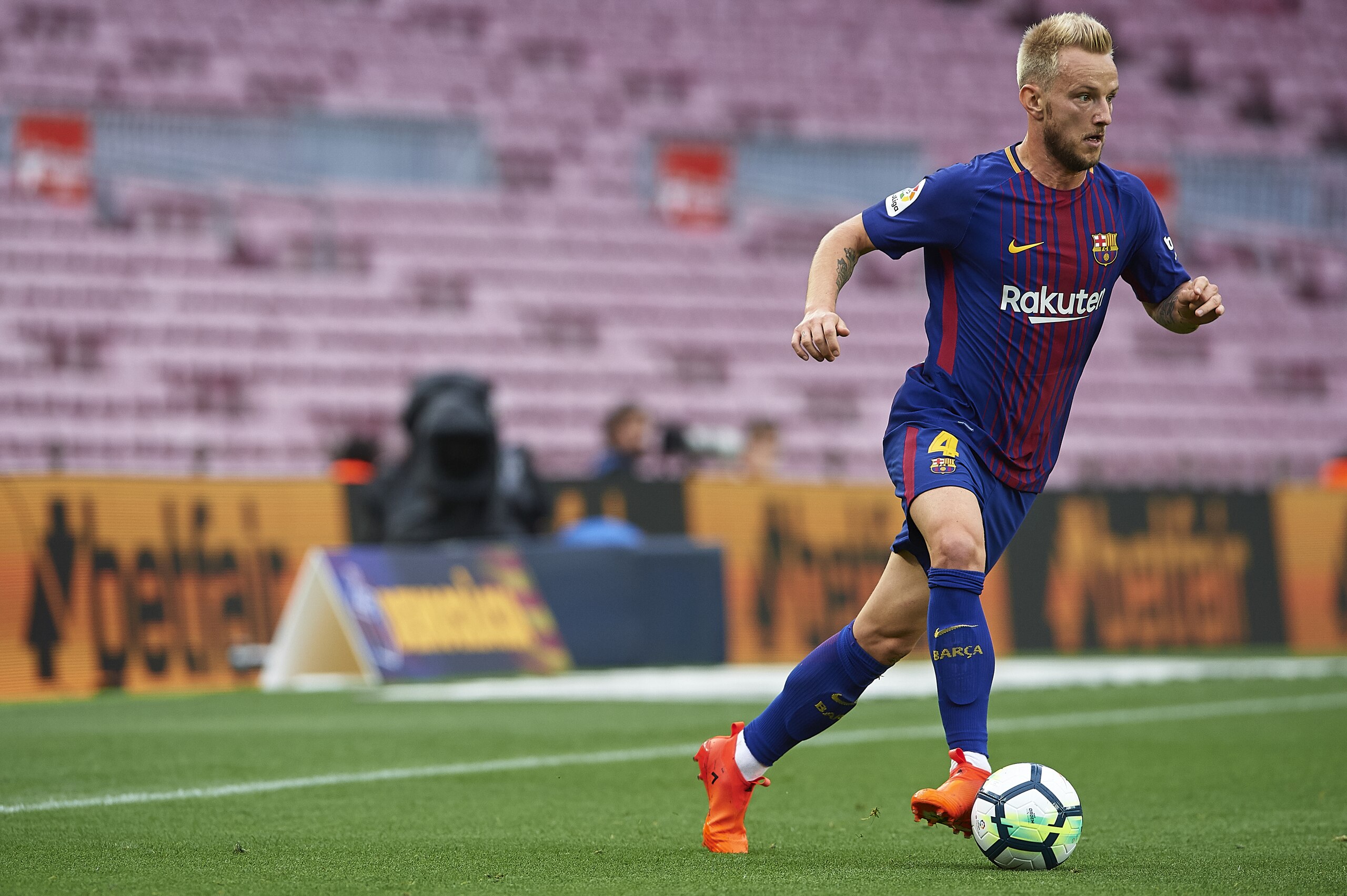 BARCELONA, SPAIN - OCTOBER 01:  Ivan Rakitic of Barcelona runs with the ball during the La Liga match between Barcelona and Las Palmas at Camp Nou on October 1, 2017 in Barcelona, Spain.  (Photo by Manuel Queimadelos Alonso/Getty Images)