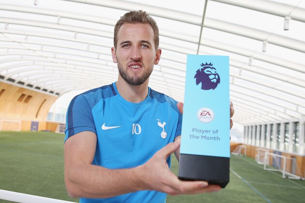 ENFIELD, ENGLAND - OCTOBER 12:  Harry Kane of Tottenham Hotspur poses with the EA SPORTS Player of the Month Award for September 2017 on October 12, 2017 in Enfield, England.  (Photo by Alex Morton/Getty Images for Premier League)