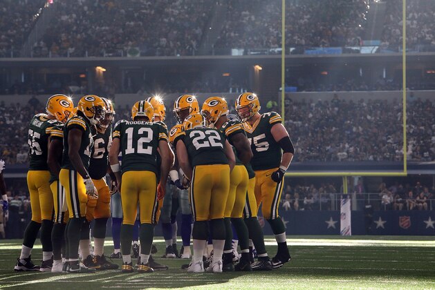 ARLINGTON, TX - OCTOBER 08:  Aaron Rodgers #12 of the Green Bay Packers huddles with his team at AT&T Stadium on October 8, 2017 in Arlington, Texas.  (Photo by Ronald Martinez/Getty Images)
