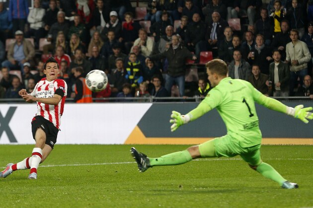 (L-R), Hirving Lozano of PSV, Timon Wellenreuther of Willem II during the Dutch Eredivisie match between PSV Eindhoven and Willem II at the Phillips stadium on September 30, 2017 in Eindhoven, The Netherlands(Photo by VI Images via Getty Images)