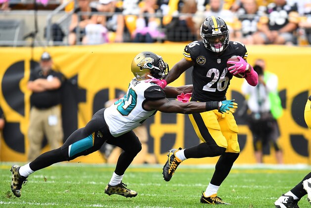 PITTSBURGH, PA - OCTOBER 08:  Le'Veon Bell #26 of the Pittsburgh Steelers avoids a tackle by Telvin Smith #50 of the Jacksonville Jaguars at Heinz Field on October 8, 2017 in Pittsburgh, Pennsylvania. (Photo by Joe Sargent/Getty Images) *** Local Caption ***