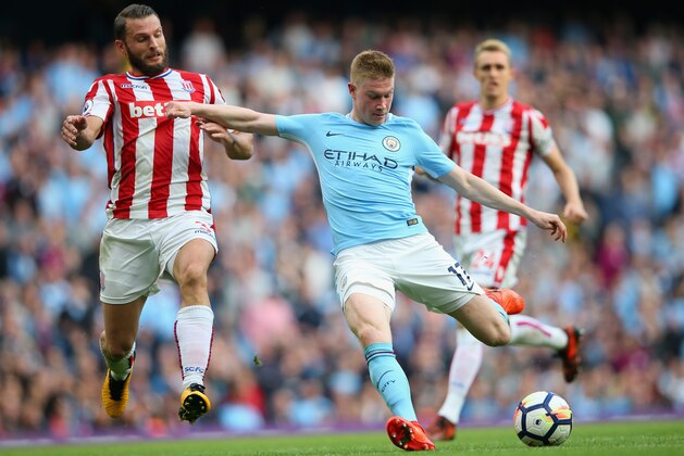 MANCHESTER, ENGLAND - OCTOBER 14: Kevin De Bruyne of Manchester City shoots during the Premier League match between Manchester City and Stoke City at Etihad Stadium on October 14, 2017 in Manchester, England.  (Photo by Alex Livesey/Getty Images)