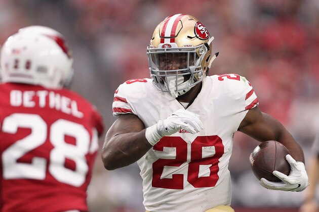 GLENDALE, AZ - OCTOBER 01:  Running back Carlos Hyde #28 of the San Francisco 49ers rushes the football against the Arizona Cardinals during the NFL game at the University of Phoenix Stadium on October 1, 2017 in Glendale, Arizona. The Cardinals defeated the 49ers in overtime 18-15.  (Photo by Christian Petersen/Getty Images)