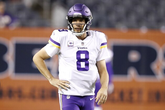 CHICAGO, IL - OCTOBER 09:  Quarterback Sam Bradford #8 of the Minnesota Vikings warms up prior to the game against the Chicago Bears at Soldier Field on October 9, 2017 in Chicago, Illinois.  (Photo by Joe Robbins/Getty Images)