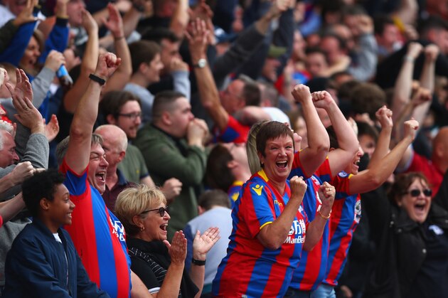 LONDON, ENGLAND - OCTOBER 14: Crystal Palace fans celebrate there sides goal during the Premier League match between Crystal Palace and Chelsea at Selhurst Park on October 14, 2017 in London, England.  (Photo by Clive Rose/Getty Images)