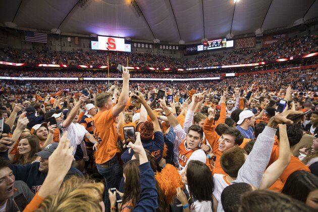 SYRACUSE, NY - OCTOBER 13:  Syracuse Orange fans storm the field after the team upset Clemson Tigers at the Carrier Dome on October 13, 2017 in Syracuse, New York. Syracuse defeats Clemson 27-24.  (Photo by Brett Carlsen/Getty Images)