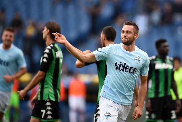 Lazio's defender from Netherlands Stefan de Vrij celebrates after scoring during the Italian Serie A football match Lazio vs Sassuolo at the Olympic Stadium in Rome on October 1, 2017. / AFP PHOTO / FILIPPO MONTEFORTE        (Photo credit should read FILIPPO MONTEFORTE/AFP/Getty Images)